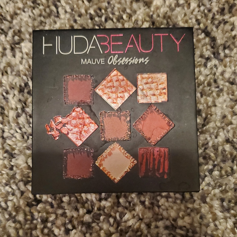 Huda Beauty Mauve Obsession eyeshadow palette